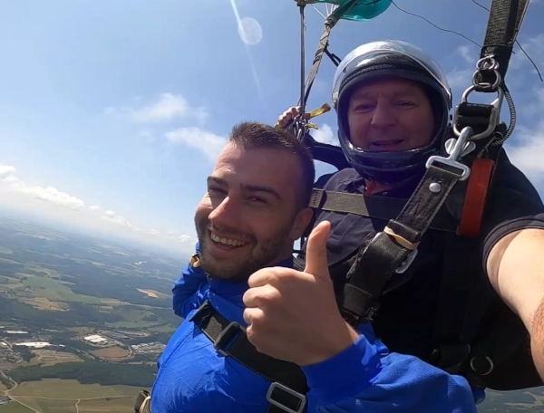 Chad Feierstein beim Fallschirmspringen